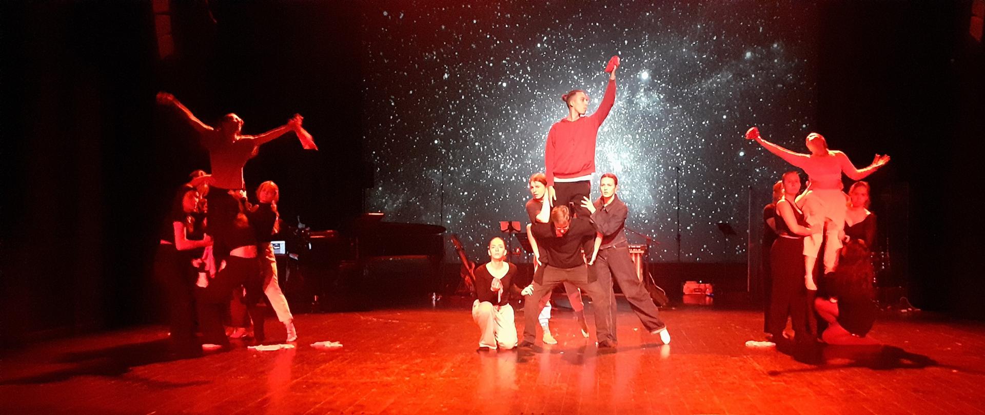 Scena teatralna z aktorami